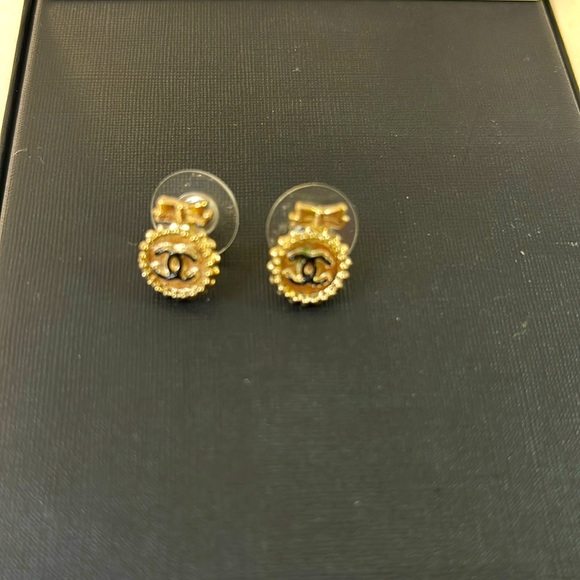Beautiful Chanel bow earrings with COA - Picture 1 of 3